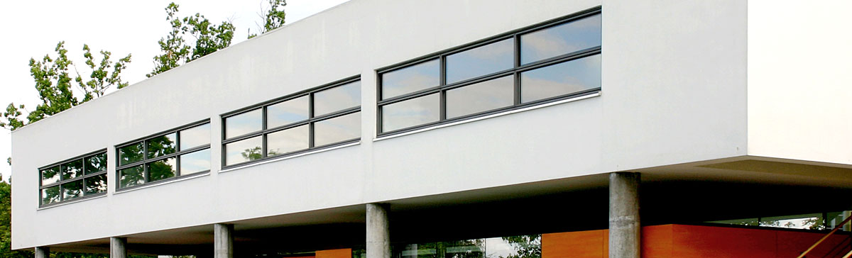 Fenster der Schule von Südwesten mit Spiegelungen