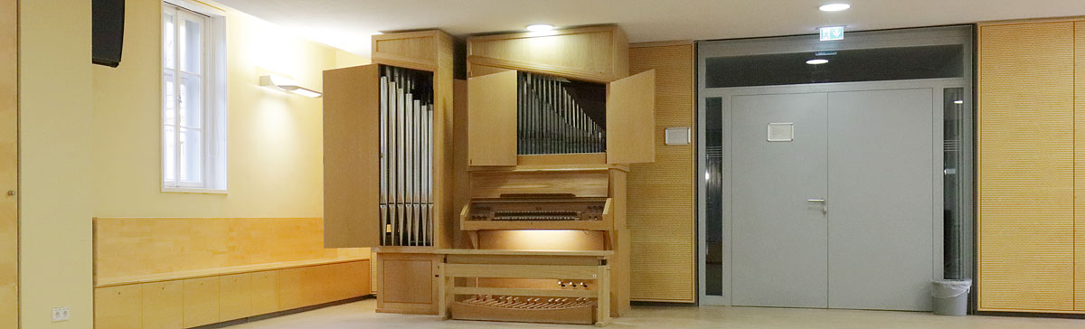 Orgel im Saal der Schule