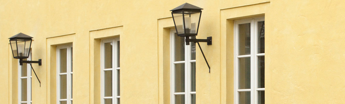 Blick vom Dreiseithof zu den Mensatüren